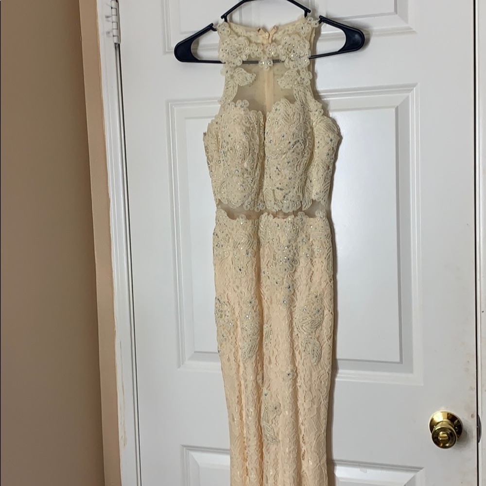 Women’s Gown/Wedding/Prom Dress